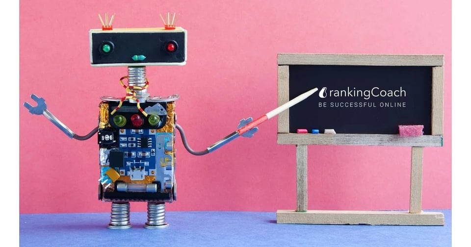 Roboter erklärt SEO-Konzept an Tafel