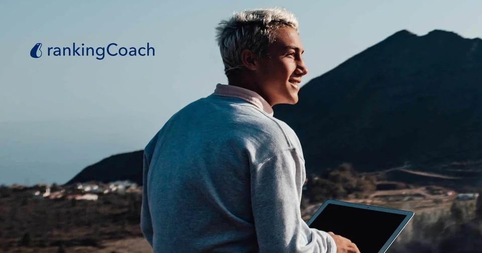 Persona che lavora al laptop all’aperto come strategia SEO