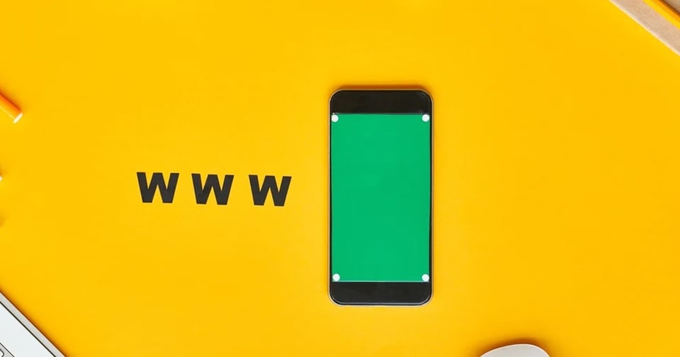 Smartphone avec symbole WWW illustrant le SEO mobile